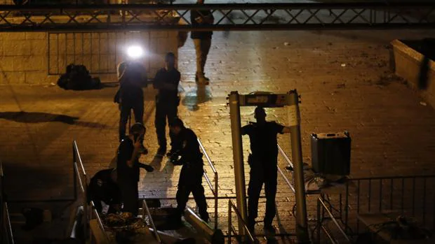 Fuerzas de seguridad israelíes retirando los detectores de metales