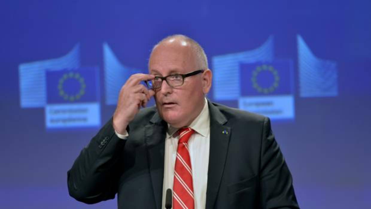 El vicepresidente de la Comisión Europea, Frans Timmermans, durante la rueda de prensa ofrecida en Bruselas