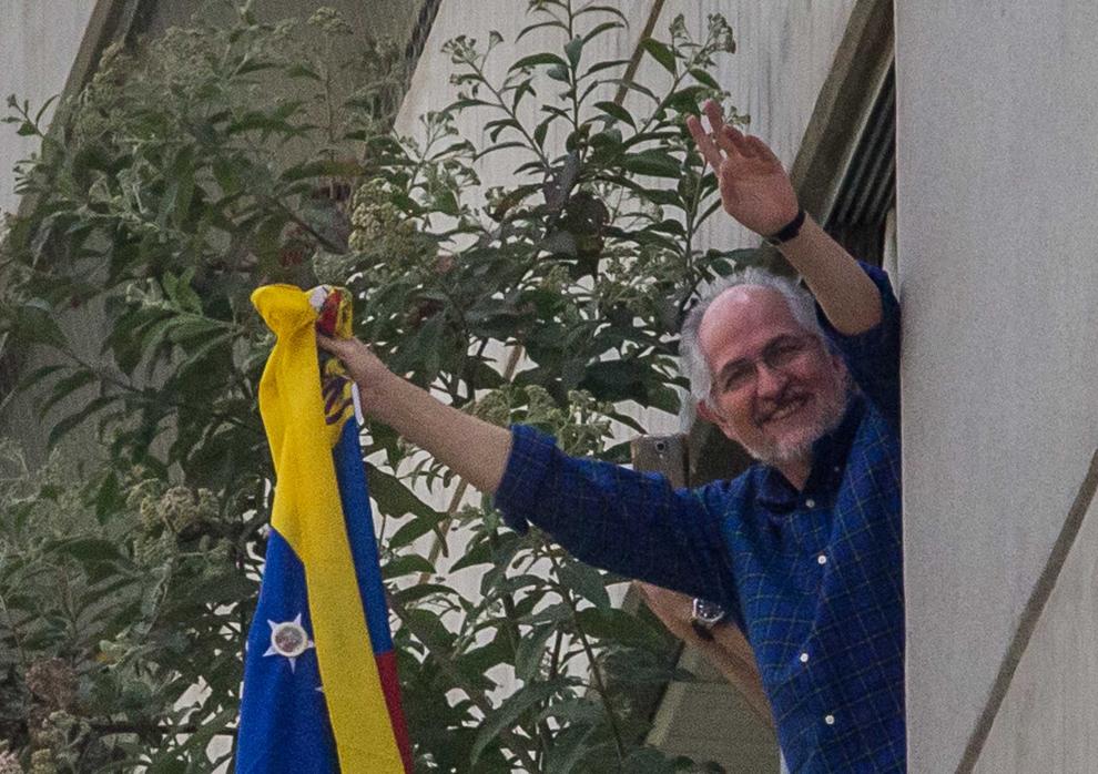 Antonio Ledezma saluda desde la ventana de su casa, donde cumple arresto domiciliario