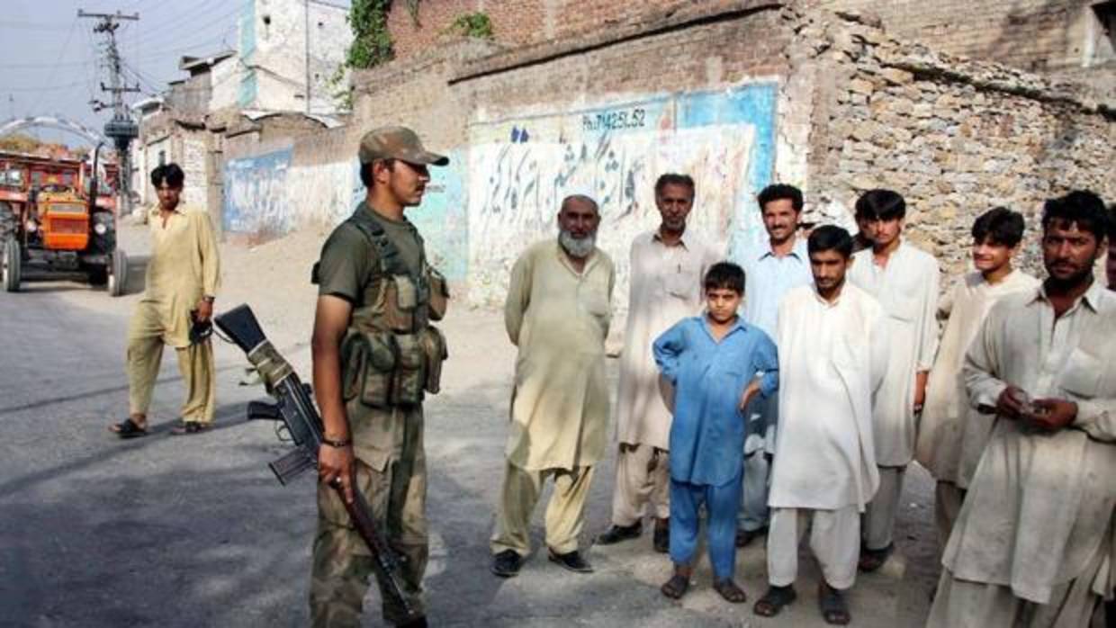 Casi 30 detenidos y una comisaría suspendida por una violación en Pakistán