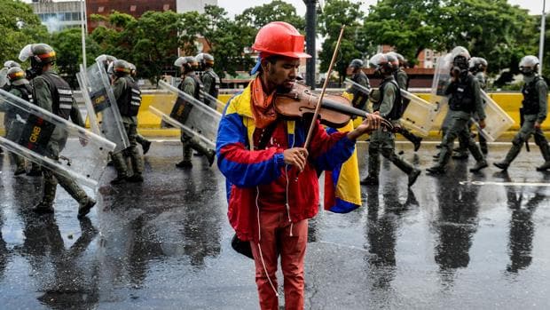 El violinista Wuilly Arteaga, detenido durante la huelga general en Venezuela