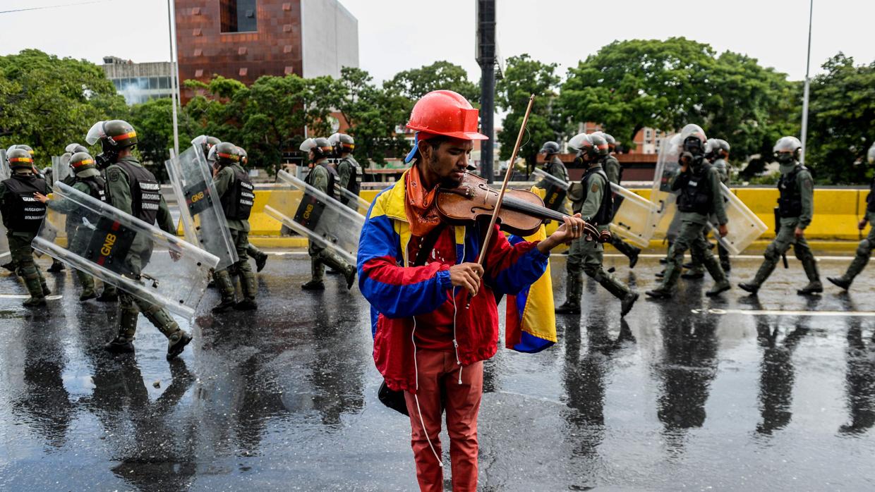 Willy Arteaga, toca el violín durante una protesta en una imagen de archivo