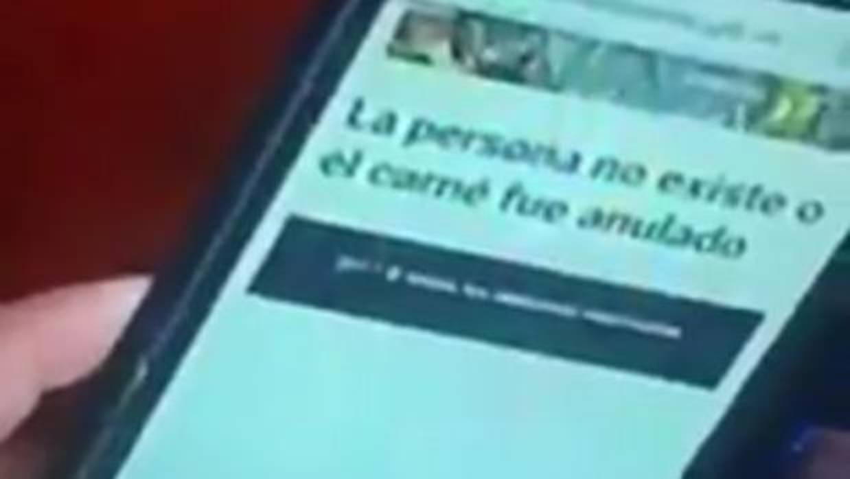 Maduro vota con su «carné de la patria» y el sistema muestra en la pantalla que «la persona no existe»