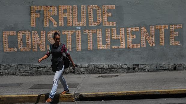 Un mensaje que dice Fraude Constituyente escrito con billetes, este sábado en Caracas