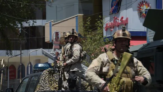 Personal de seguridad en torno a la embajada de Irak en Kabul