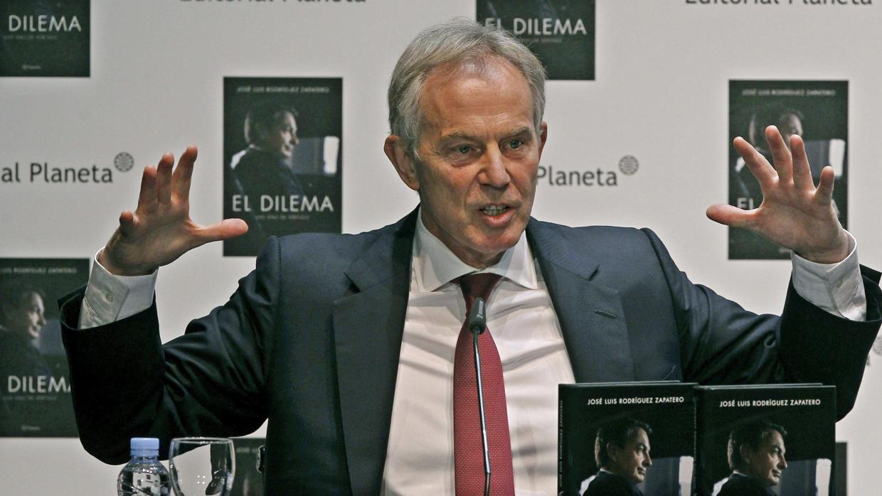 Fotografía de archivo tomada del 28 de noviembre de 2013 que muestra al ex primer ministro británico Tony Blair en la presentación de una biografía del expresidente español José Luis Rodríguez Zapatero en Madrid (España)