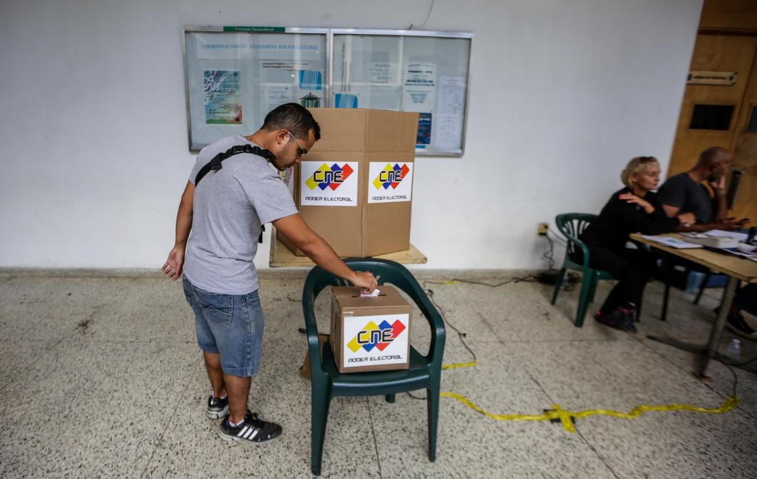 Un ciudadano vota en la elección de la Asamblea Nacional Constituyente de Venezuela