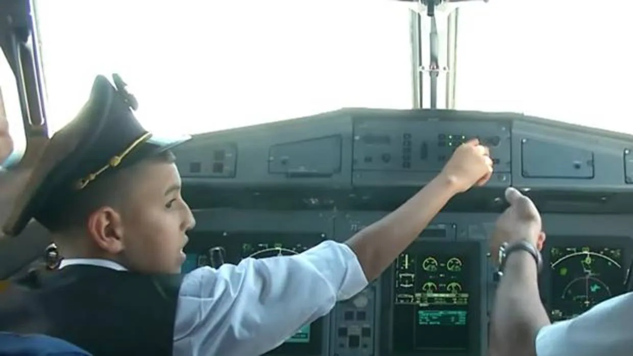 Dos pilotos de la aerolínea argelina Air Algerie han sido suspendidos de empleo y sueldo por haber dejado pilotar un avión a un niño
