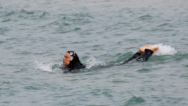 Exigen a una mujer que se bañó en burkini en una piscina de Francia pagar su desinfección