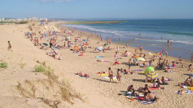 Dos bañistas mueren arrollados por una avioneta en una playa portuguesa