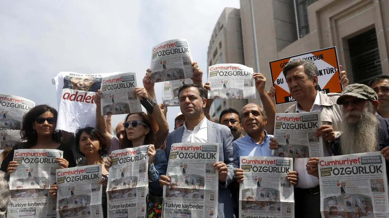 Protestas por el enjuiciamiento de trabajadores deldiario opositor «Cumhuriyet»