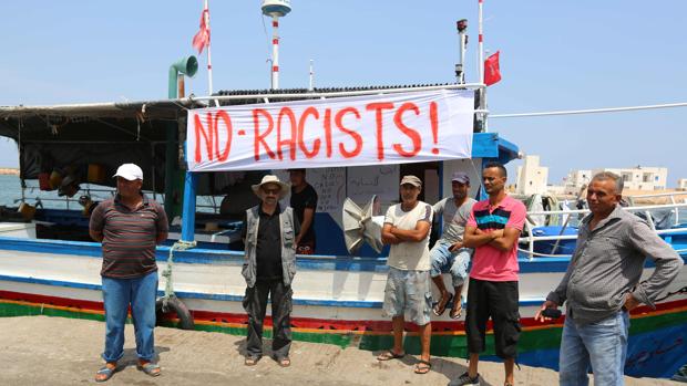 Un grupo de pescadores bloquea la llegada del barco anti inmigrantes ‘C-Star’ a aguas de Túnez