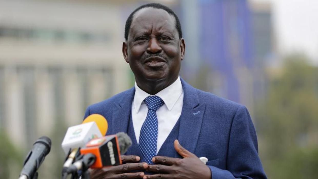 El opositor Raila Odinga, líder de la reciente Súper Alianza Nacional (NASA por sus siglas en inglés), comparece ante los medios después de reunirse este lunes con varios observadores de la Unión Europea en Nairobi (Kenia)