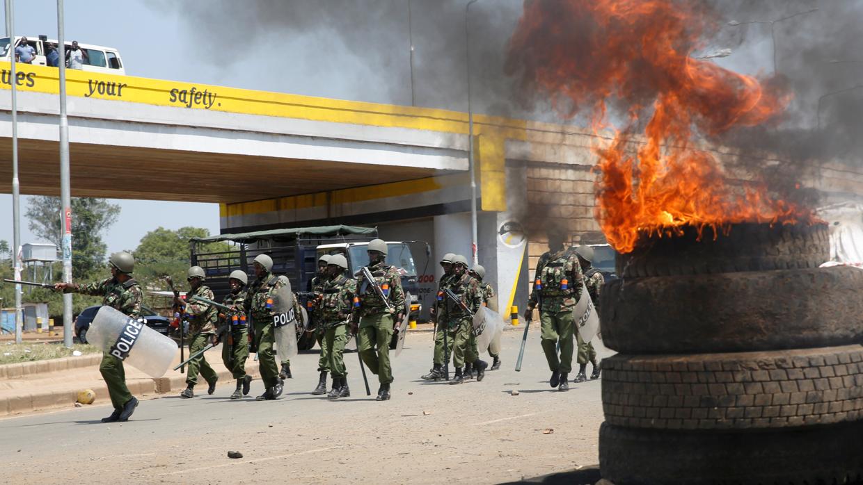 Un grupo de policías durante los disturbios ocasionados tras la jornada electoral en Kenia