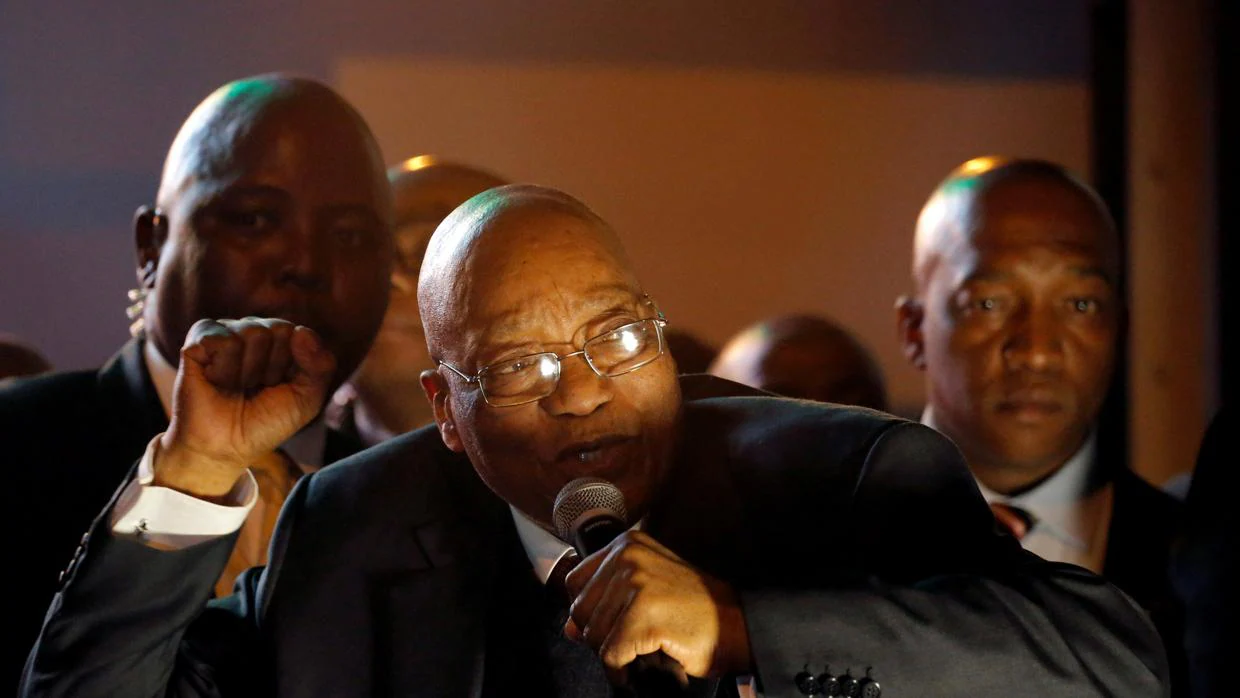 El presidente sudafricano, Jacob Zuma, celebra su supervivencia a la séptima moción de confianza en ocho años