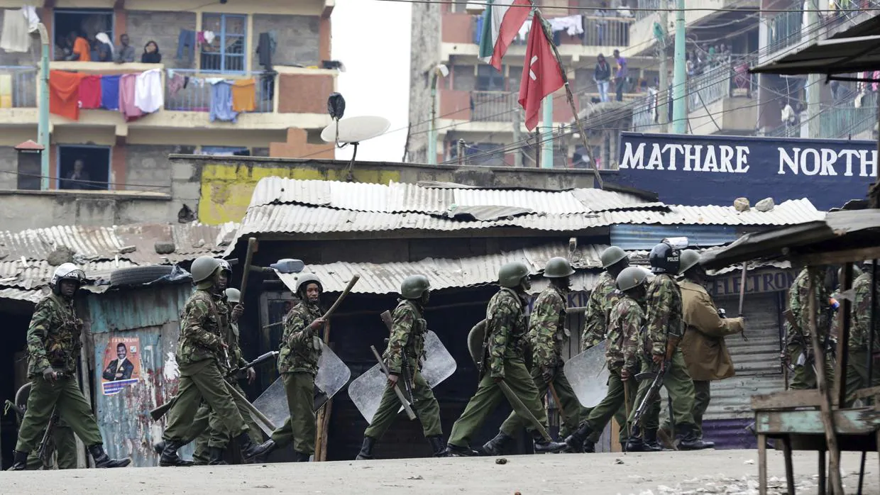 Antidisturbios patrullan las calles de Nairobi durante el segundo día de disturbios