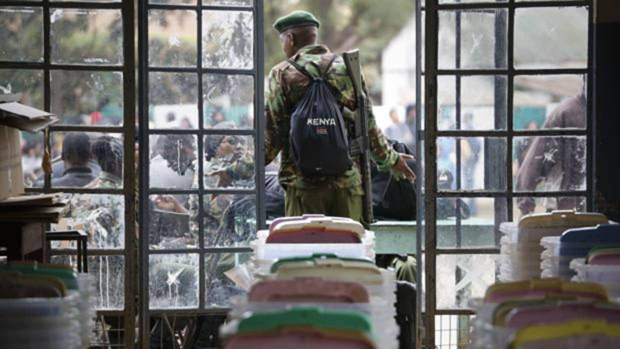 Un soldado keniata vigila las urnas durante las elcciones del pasado domingo