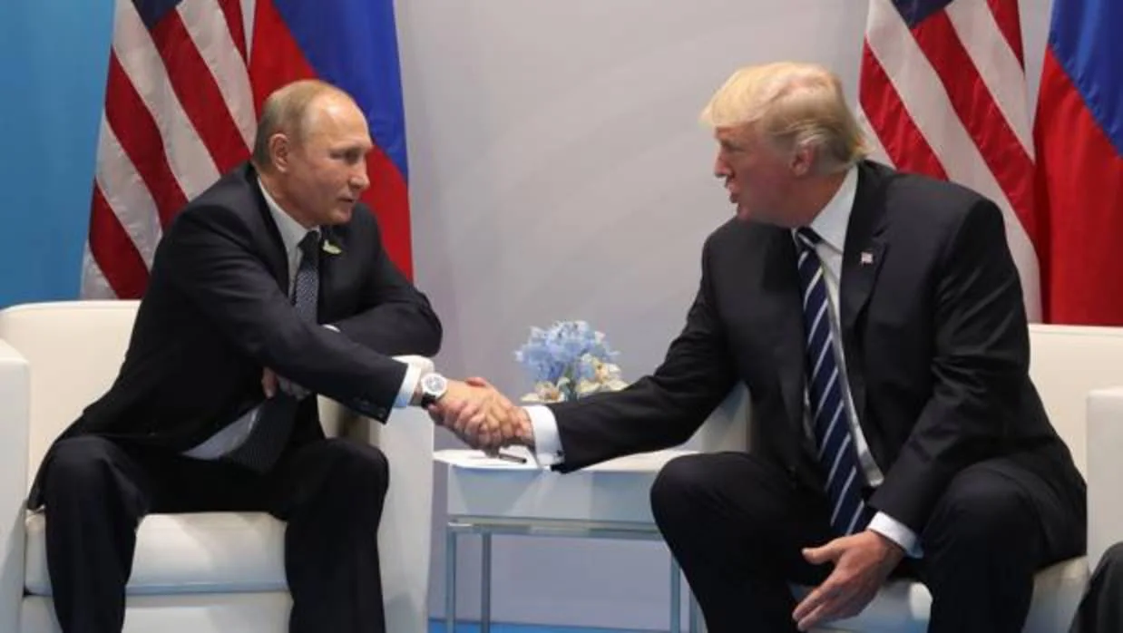Foto de archivo de Putin (izq), mientras mantiene una reunión con su homólogo estadounidense, Trump
