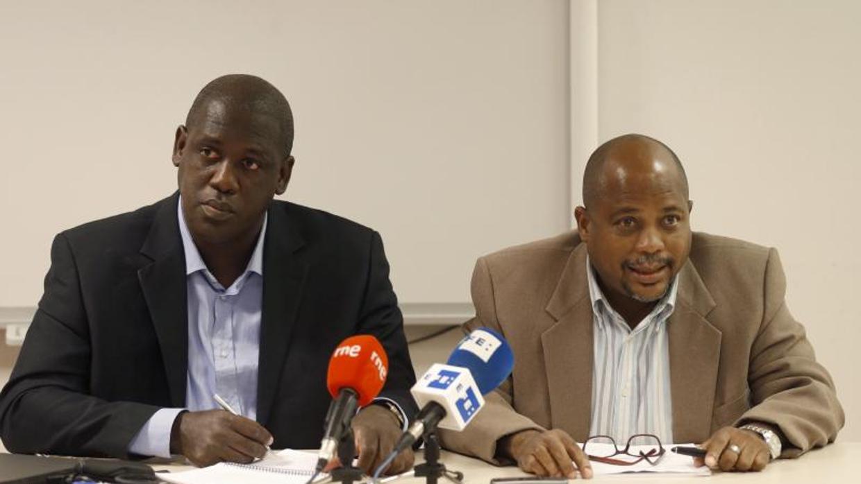 Los disidentes cubanos Juan Antonio Madrazo (i) y Fernando Palacios, durante la rueda de prensa que han ofrecido este viernes en Madrid