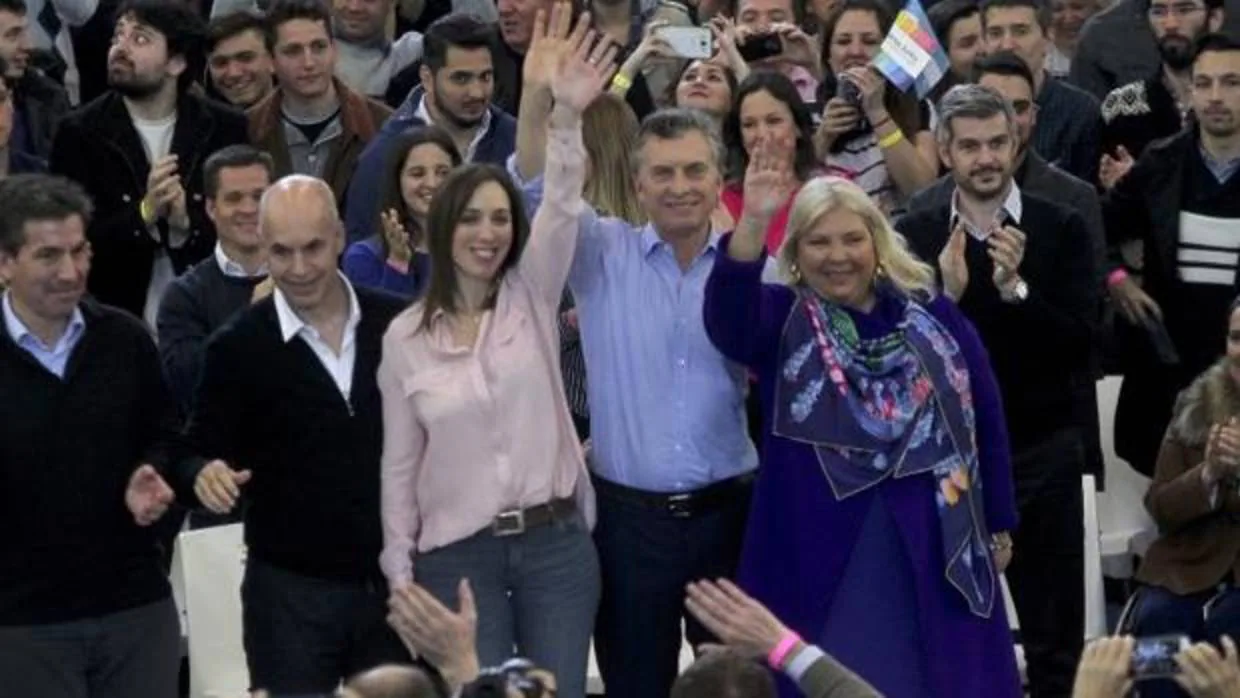 Mauricio Macri, entre María Eugenia Vidal (i) y Elisa Carrió (d), durante un acto de campaña el miércoles en Buenaos Aires