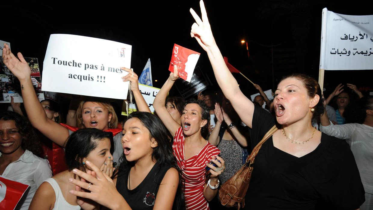 Varias mujeres tunecinas gritan consignas y portan carteles con el lema «no toquen mis derechos» durante una protesta pidiendo el respeto de los derechos de las mujeres, el 13 de agosto de 2012, en Túnez