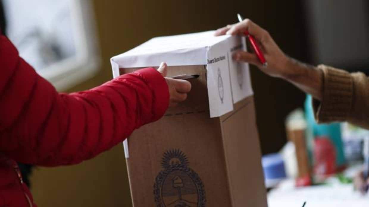 Ciudadanos argentinos ejercen su derecho al voto