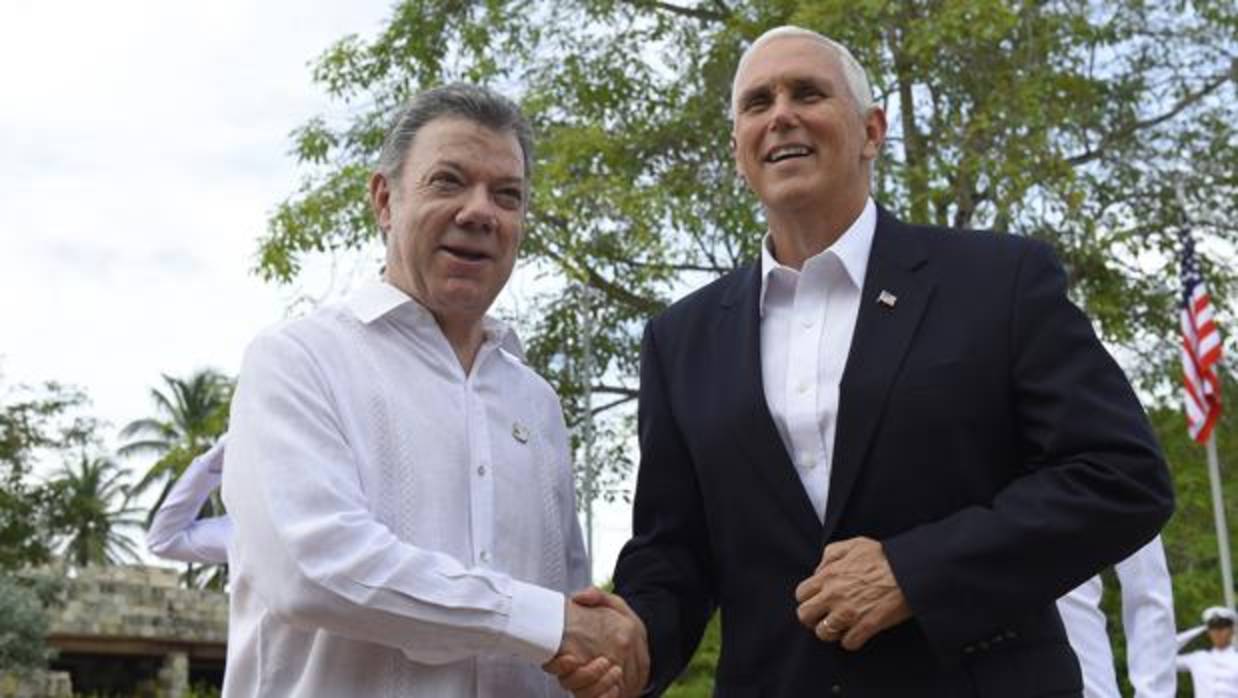 Juan Manuel Santos (i), estrechando la mano del vicepresidente de EE.UU., Mike Pence , el domingo en Cartagena de Indias