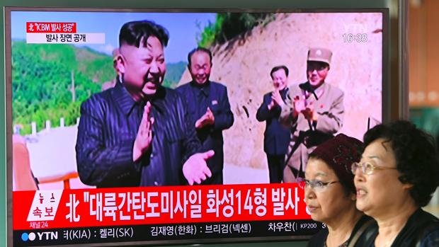 Kim Jong-un recibe un informe de su Ejército sobre sus planes para atacar la zona de Guam