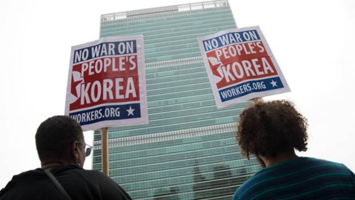 Activistas protestan contra la acción militar americana en Corea del Norte frente a la sede de Naciones Unidas