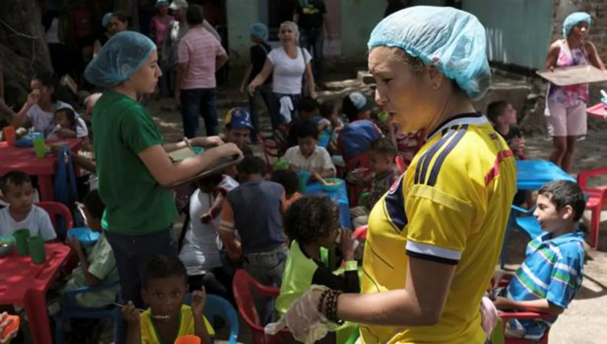 Voluntarios reparten comida a niños venezolanos en la ciudad colombiana de Cúcuta