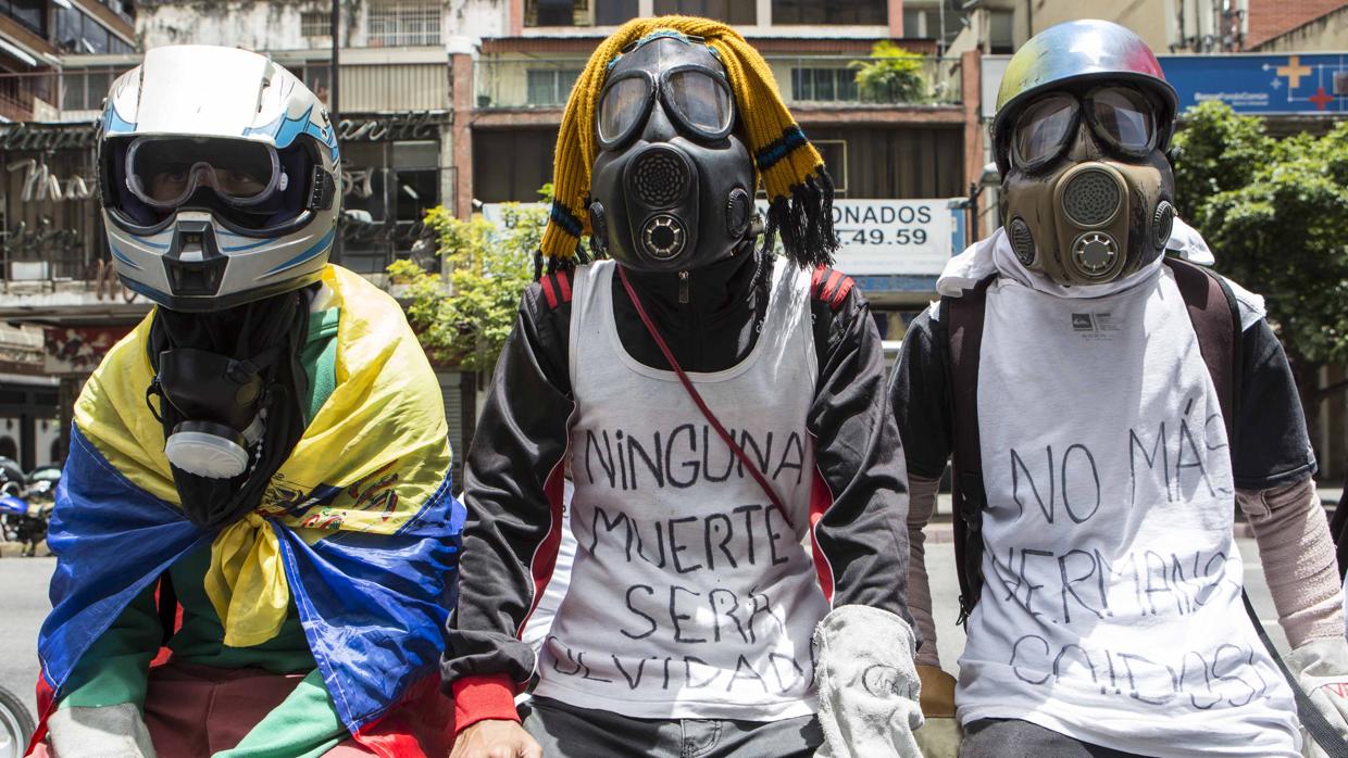 Un grupo de manifestantes en una protesta contra Nicolás Maduro