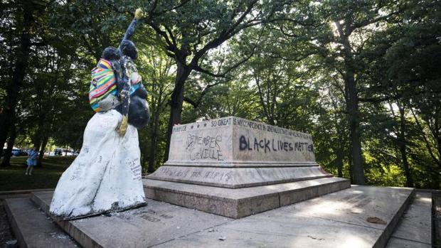 Trump lamenta la retirada de «preciosas» estatuas de líderes del bando confederado