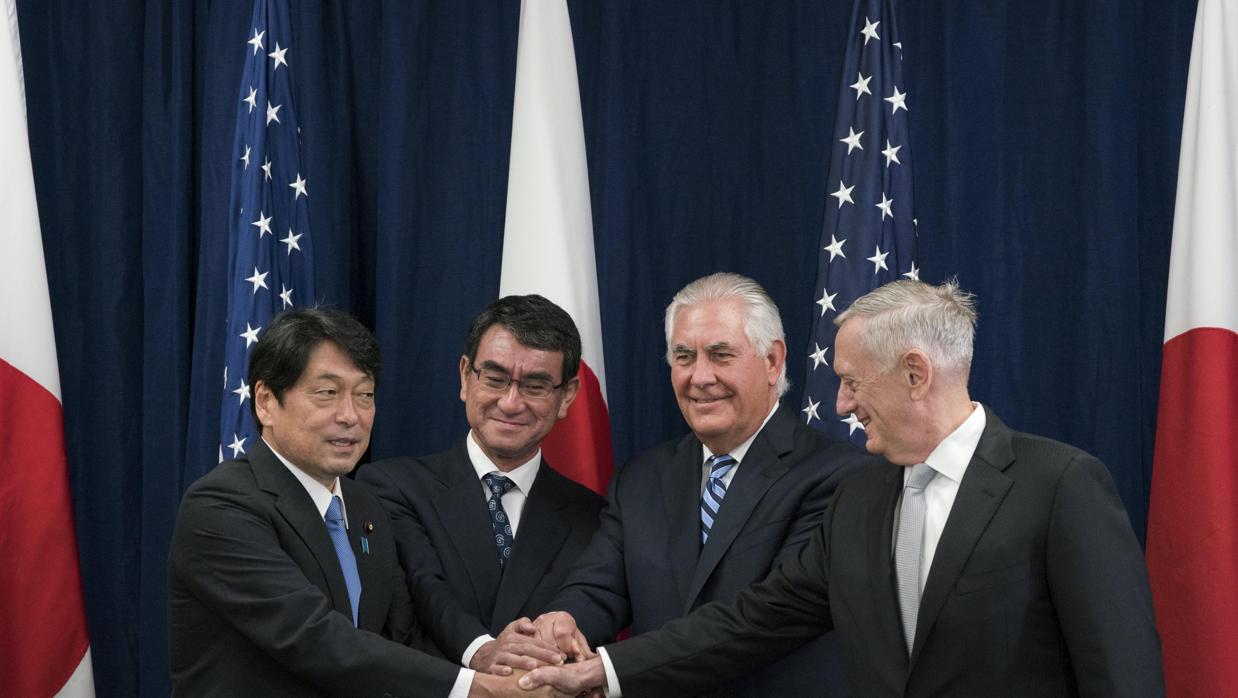 El secretario de Estado de EE.UU., Rex Tillerson (centro de la imagen), junto al ministro japonés de Relaciones Exteriores japonés (segunda izquierda), el secretario de Defensa, James Mattis (derecha) y el ministro de Defensa japonés, Itsunori Onodera (izquierda)