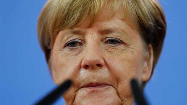 Merkel proseguirá la campaña electoral pero añadirá «espacios de reflexión» para condenar los atentados