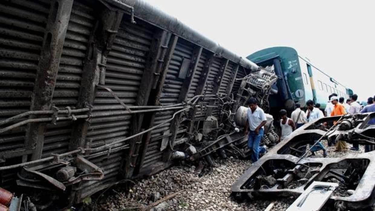 Imagen de varios vagonesdescarrilados de un tren de pasajeros en Assam, India, en el año 2010