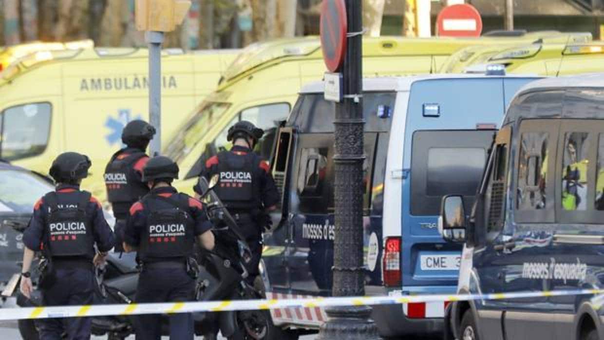 Efectivos de la policía en las Ramblas de Barcelona, donde se produjo el atentado terrorista