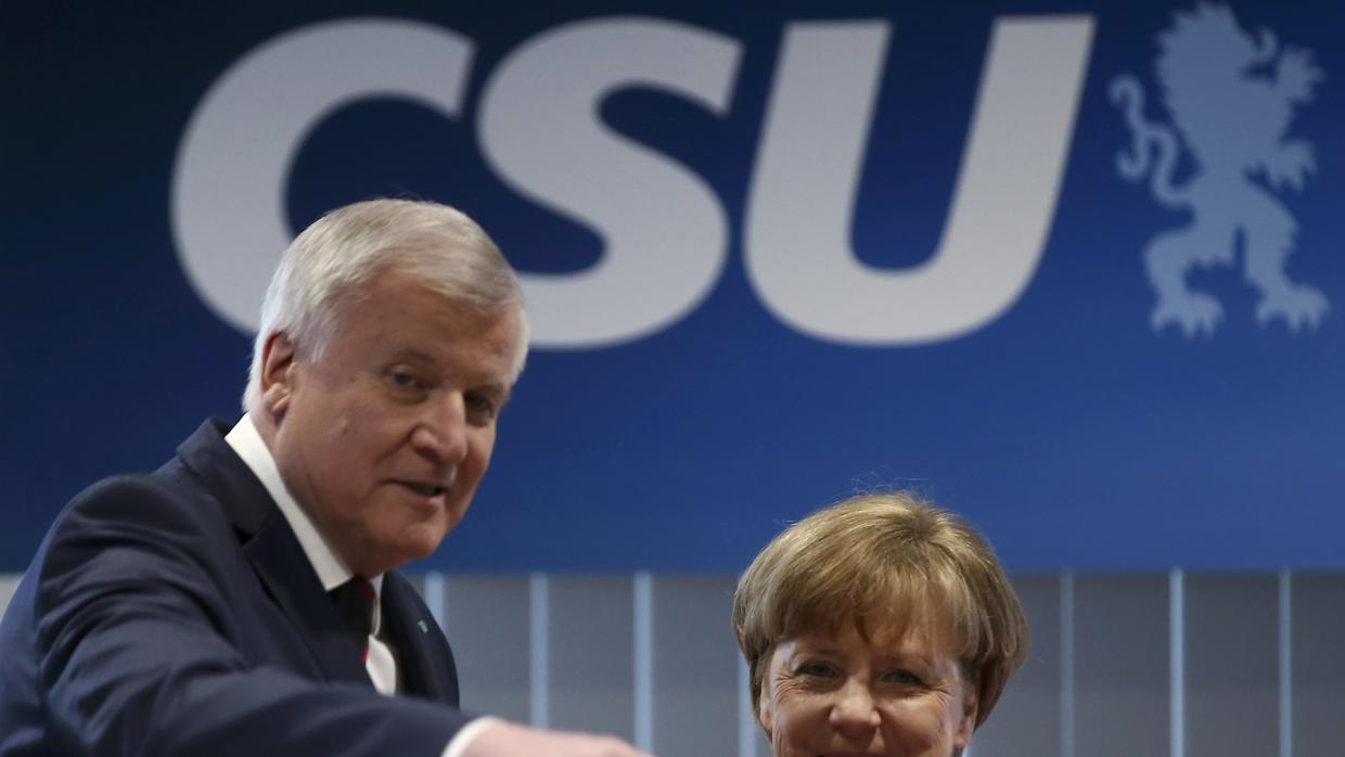 La canciller alemana, Angela Merkel, junto al el presidente de la Unión socialcristiana de Baviera, Horst Seehofer