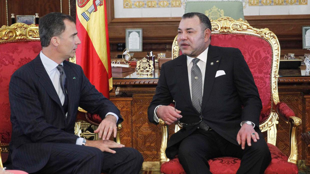 El Rey Felipe VI de España y el Rey marroquí Mohammed VI hablan durante un encuentro en el Palacio Real de Rabat