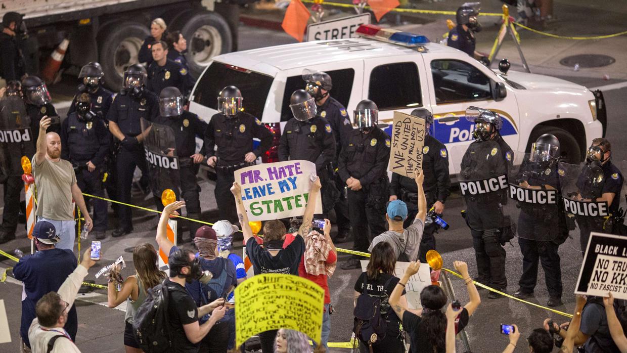 Manifestantes contrarios a Trump en Phoenix