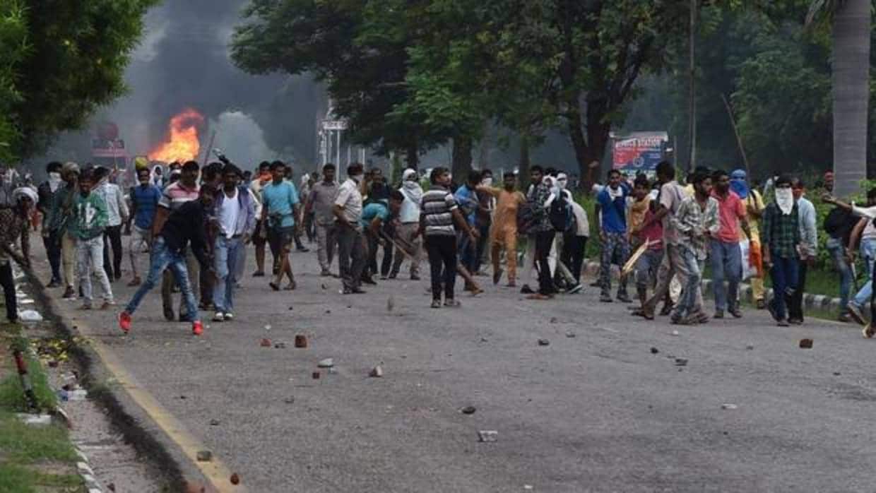 Protestas de los seguidores del guró indio tRahim Singh tras su condena a muerte
