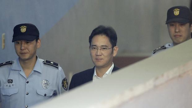 Condenado a cinco años por corrupción el «heredero» de Samsung