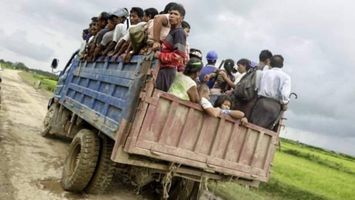 Civiles evacuan una zona cercana al lugar donde se ha producido un enfrentamiento entre militares y rohinyás en el estado de Rakhine