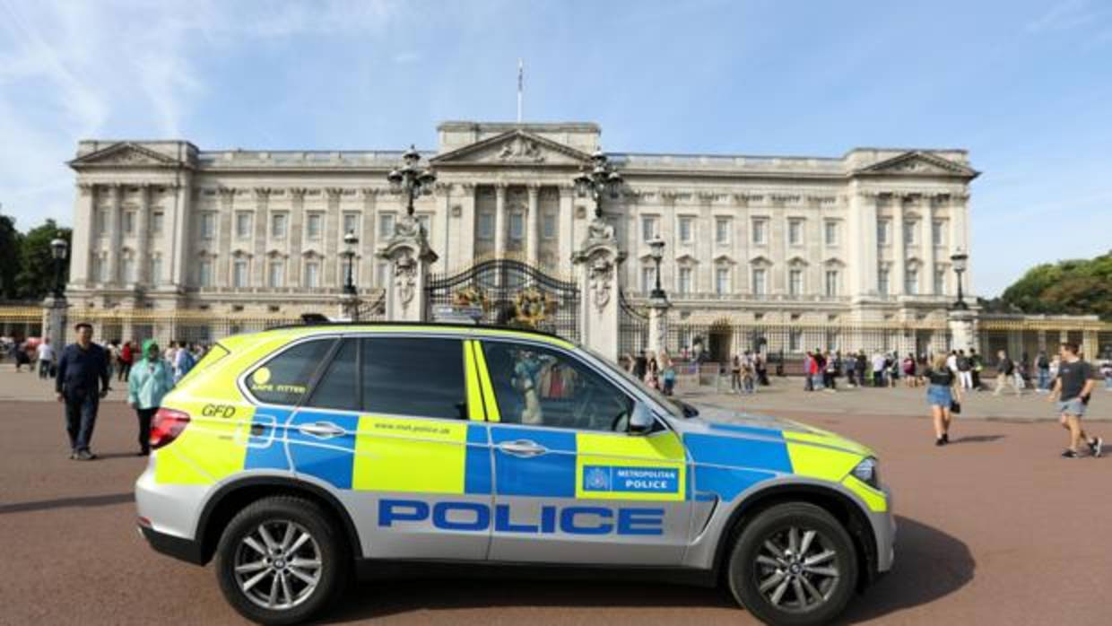 Un coche de Policía frente al Palacio de Buckingham tras el ataque del pasado viernes