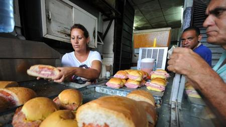 Varios cubanos desayunan en una cafetería privada de La Habana