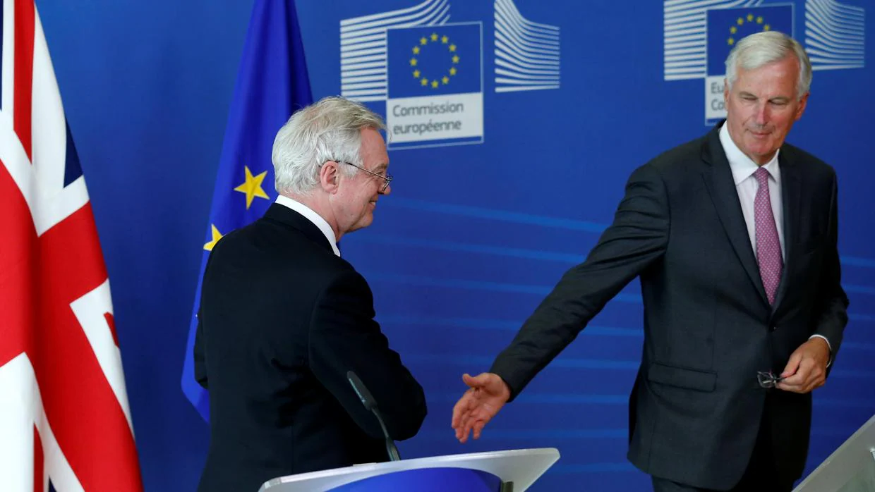 El secretario de Estado británico para la salida de la Unión Europea, David Davis, y el jefe de negociaciones de la Unión Europea, Michel Barnier, llegan para las conversaciones del Brexit en Bruselas