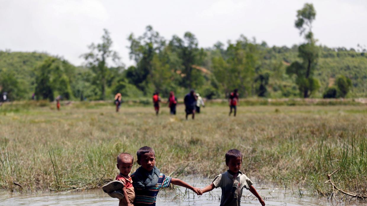 Niños rohingyas cruzan la frontera hacia Bangladesh