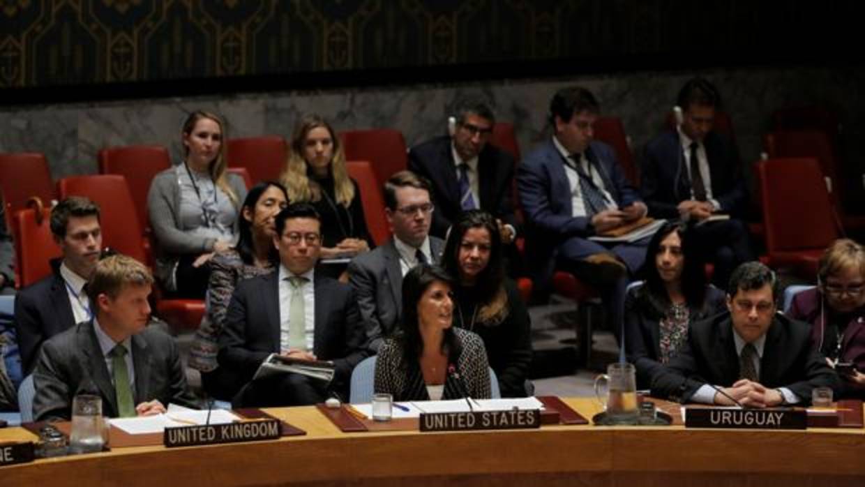 Reunión del Consejo de Seguridad de la ONU. Nikki Haley (centro), embajadora de EE.UU. para la ONU