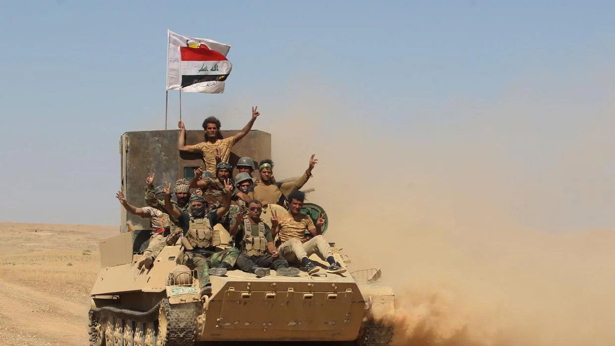 Un grupo de soldados iraquíes celebran la victoria sobre Daesh en Tal Afar (Irak)