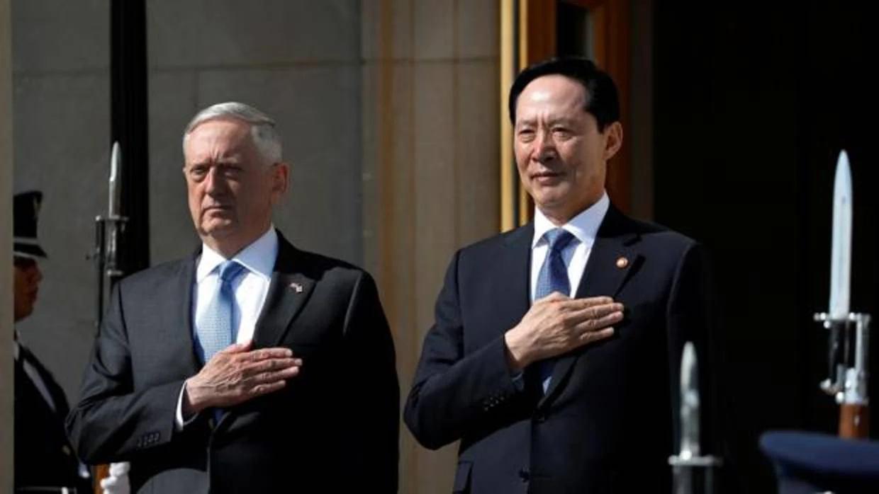 El secretario de Defensa estadounidense, James Mattis, y el ministro de Defensa surcoreano, Song Young-moo