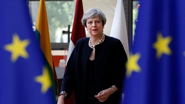 May prevé pagar hasta 54.500 millones de euros por el Brexit, según The Times